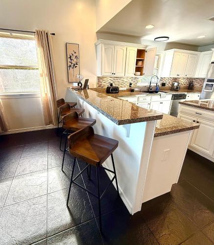 NEW Waterfront Escape - Paddleboards, GYM, Easy Living and Fun-inclusive in Shalimar (FL)