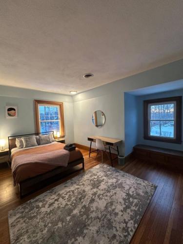 -No44- Elegant Large Room in a House - 20 min Drive to Downtown & 10 min walk to Commuter Rail at Ne in Newton (Massachusetts)