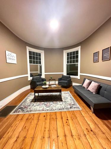-No44- Elegant Large Room in a House - 20 min Drive to Downtown & 10 min walk to Commuter Rail at Ne in Newton (Massachusetts)