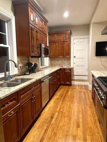 -No44- Elegant Large Room in a House - 20 min Drive to Downtown & 10 min walk to Commuter Rail at Ne in Newton (Massachusetts)
