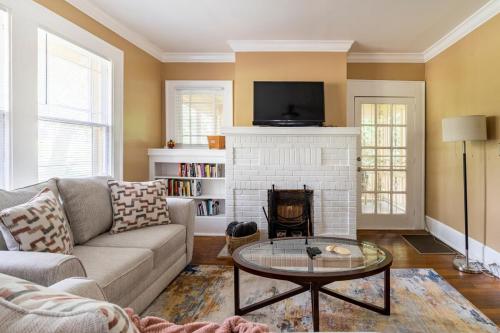 Cozy Craftsman Bungalow in Central Atlanta – khách sạn tại Đường Cascade