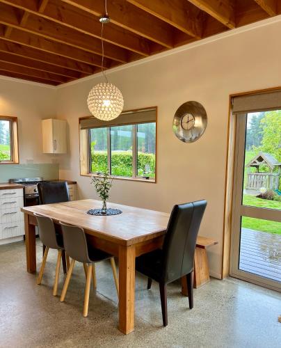 Beech Hill - Pet Friendly Holiday Home in Mahana