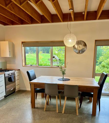 Beech Hill - Pet Friendly Holiday Home in Mahana