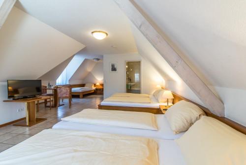 2 queen beds, 1 twin bed