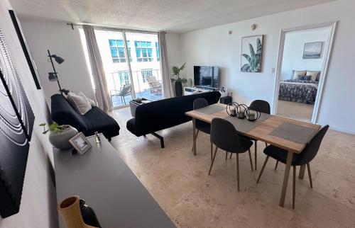 4 bed full condo in Miami with skyline & sea view in Miami, USA