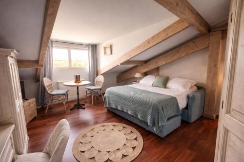 1 queen bed, 1 sofa bed