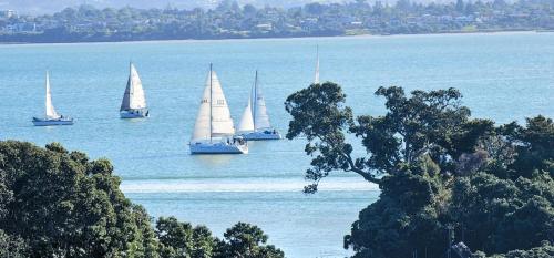 Beach and View 2Bdrm apt 75mtrs to beach with sunsets to die for, Auckland