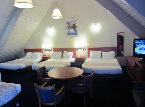 3 queen beds, 1 twin bed