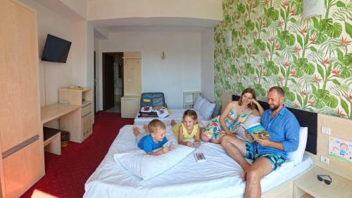 1 queen bed, 1 sofa bed