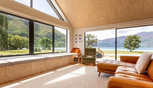 Sensational Wakatipu lake front abode in Kingston in Kingston