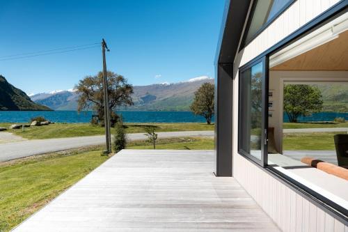 Sensational Wakatipu lake front abode in Kingston in Kingston