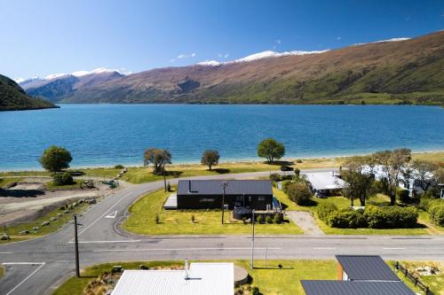 Sensational Wakatipu lake front abode in Kingston in Kingston