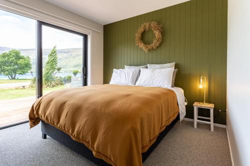 Sensational Wakatipu lake front abode in Kingston in Kingston