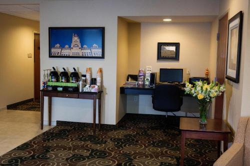 Cobblestone Hotel & Suites - Knoxville