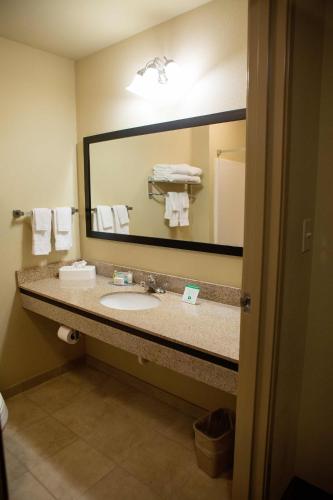 Cobblestone Hotel & Suites - Knoxville