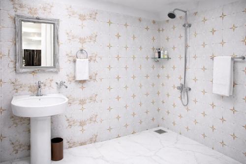 バスルーム, Prime Location Hotel Near Bridge Residency,314 in ムザファラバード