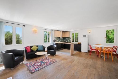 Le Petit Mas 2-bedroom house with shared pool in Falicon