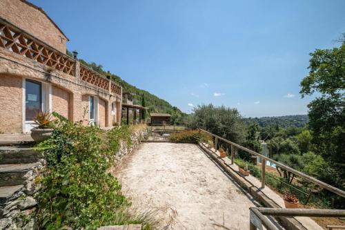 Le Petit Mas 2-bedroom house with shared pool in Falicon