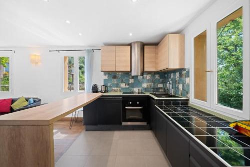 Le Petit Mas 2-bedroom house with shared pool in Falicon
