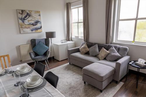 Luxury 2 Bed Apartment in City Center with Parking