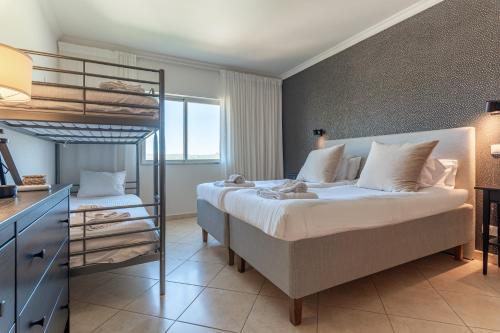2 twin beds, 2 bunk beds