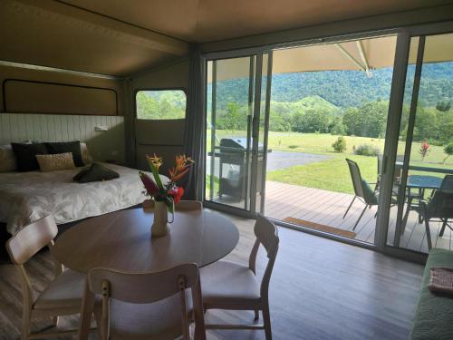 Skats, Finch Falls Retreat in Finch Hatton