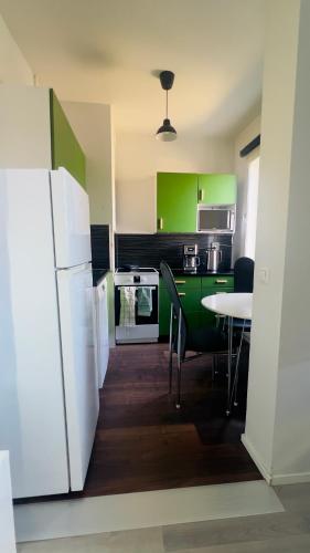 Helmi Haven Modern Studio Myyrmäki 15 min to Airport (Helmi Haven Modern Studio Myyrmaki 15 min to Airport) in Вантаа