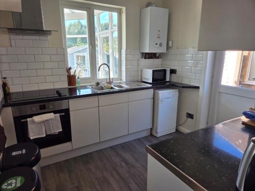 Kitchen, Cosy Bournemouth Bungalow in Redhill