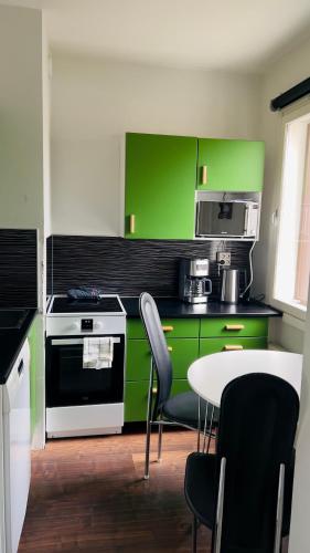 Helmi Haven Modern Studio Myyrmäki 15 min to Airport (Helmi Haven Modern Studio Myyrmaki 15 min to Airport) in Вантаа