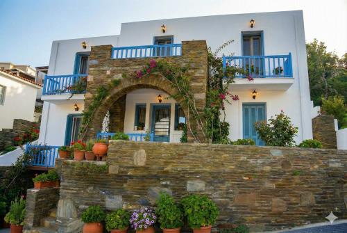 숙소 외관, Andros Guesthouses in 앤드로스