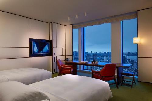 Double Room with Two Single Beds and Bay View image 6