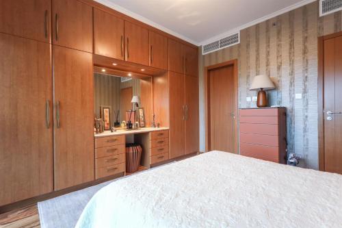 Elite LUX Holiday Homes - Ultra Modern 2BR Balcony Marina & Park Views - image 4