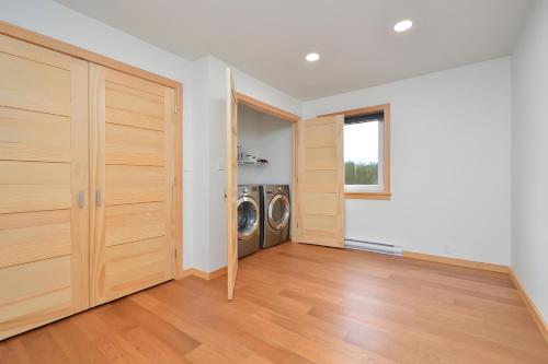Luxury Cottage Overlooking Bras d'Or Lake in Iona (NS)