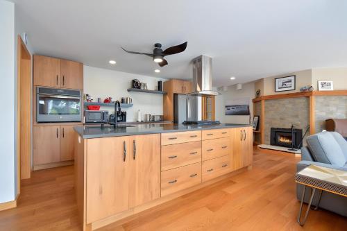 Iekārtas, Luxury Cottage Overlooking Bras d'Or Lake in Iona (NS)