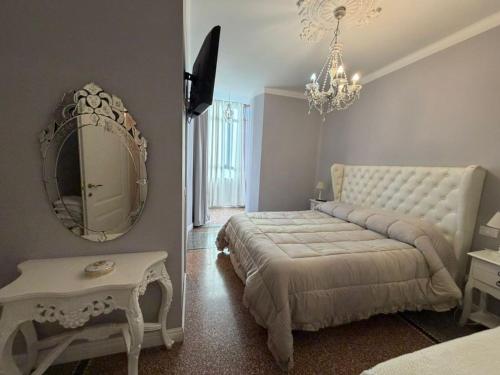 1 queen bed, 1 twin bed
