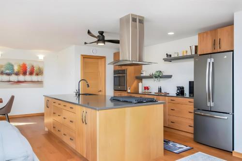 Iekārtas, Luxury Cottage Overlooking Bras d'Or Lake in Iona (NS)