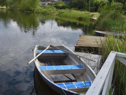 Cozy farmhouse with rowboat! in Loaklev