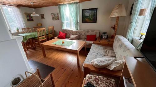 Cozy farmhouse with rowboat! in Loaklev