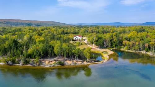 Viesnīcas āriene, Luxury Cottage Overlooking Bras d'Or Lake in Iona (NS)