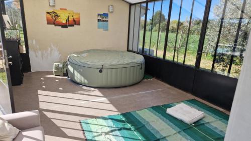 Villa à charleval en campagne avec piscine 14 couchages (Villa a charleval en campagne avec piscine 14 couchages) in 沙勒瓦勒