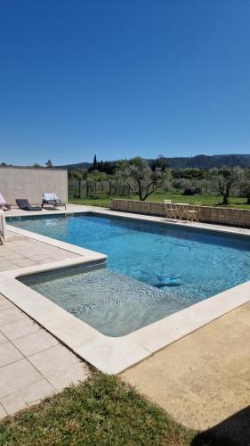 Villa à charleval en campagne avec piscine 14 couchages (Villa a charleval en campagne avec piscine 14 couchages) in 沙勒瓦勒