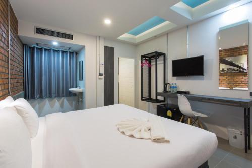 Superior New Style Double or Twin Room image 7