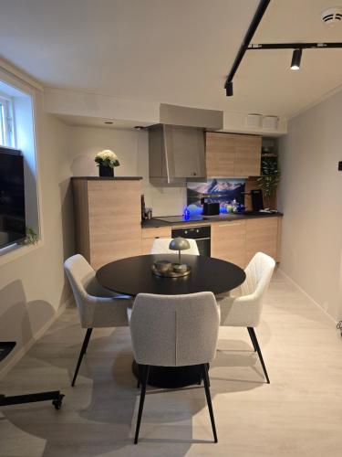 28 sqm studio apartment in the heart of Leirvik in Лаєрвік