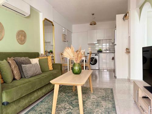 Coastal 2BR Apt in Mackenzie Steps from Beach – khách sạn tại Skala