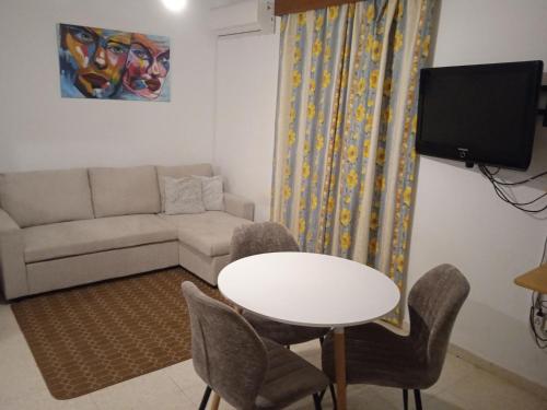 Larnaca, Pervolia 1 bedroom seaside apartment – khách sạn tại Perivolia