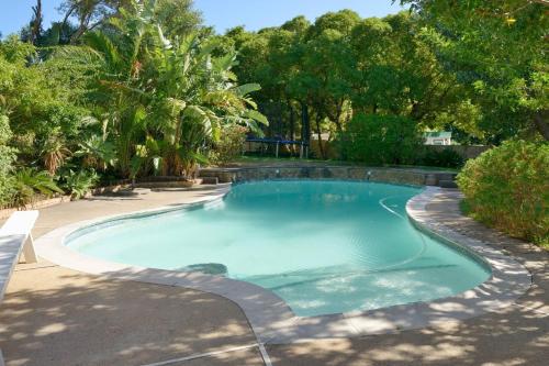 Sunny Family-friendly house with sparkling pool - image 14