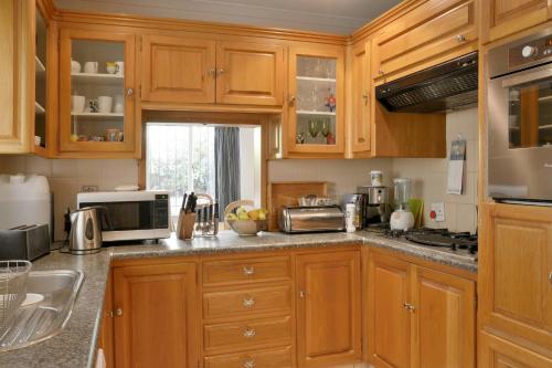 Sunny Family-friendly house with sparkling pool - image 3