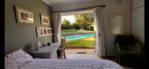 Sunny Family-friendly house with sparkling pool - image 7