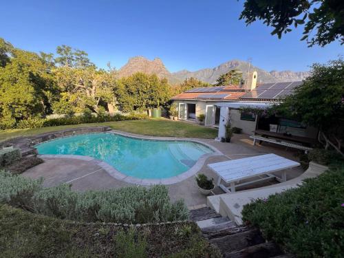 Sunny Family-friendly house with sparkling pool - image 12