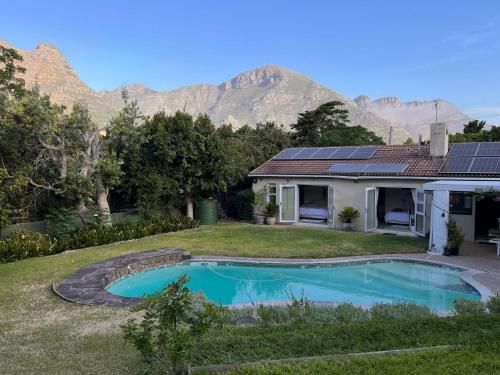 Sunny Family-friendly house with sparkling pool - image 11